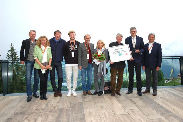 Hias Leitner mit Frau Evi und Familie sowie den Stadt-Verantwortlichen bei der Ehrung am Streif-Starthaus.