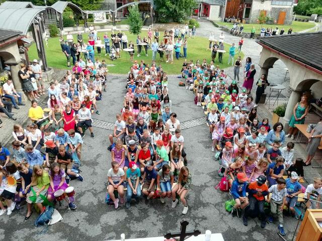 Abschlussfeier im Schloss Pichl: 200 Schüler aus Wartberg, Mitterdorf und Veitsch brachten in der letzten Schulwoche vieles auf den Weg.  | Foto: VS St. Barbara