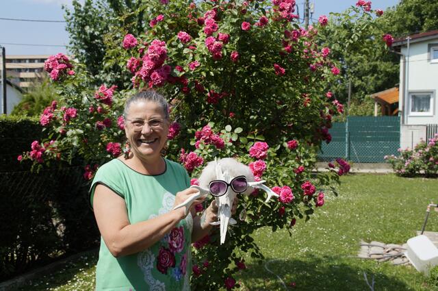 Ulli Fuchs in ihrem Schrebergarten – mit einer selbst gefertigten Maske.