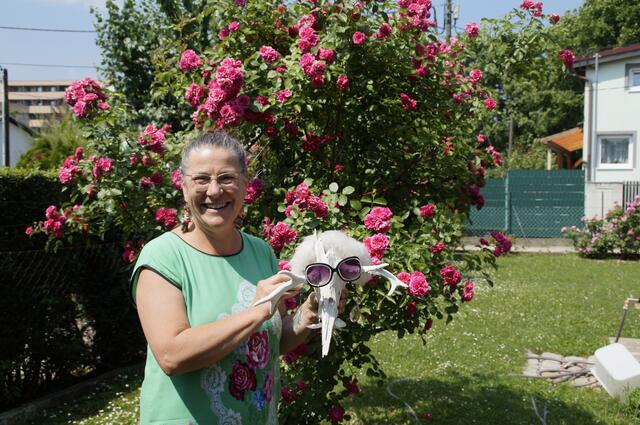 Ulli Fuchs in ihrem Schrebergarten – mit einer selbst gefertigten Maske. | Foto: Karl Pufler