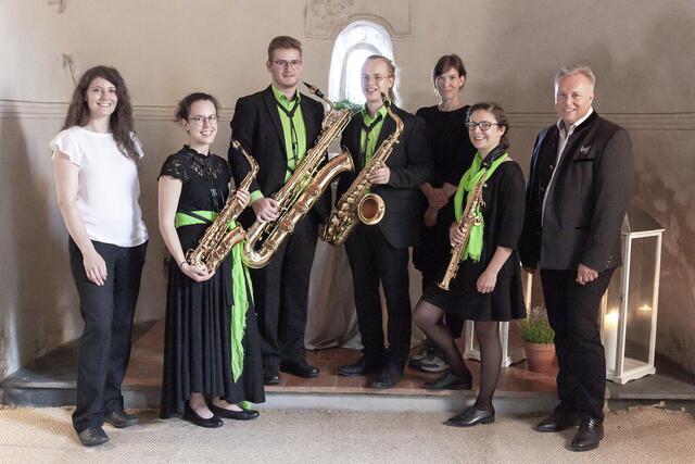 Das Saxophonquartett Mirum mit Sandra Steiner von der Bank Austria und Kulturreferent Stefan Weirather.
