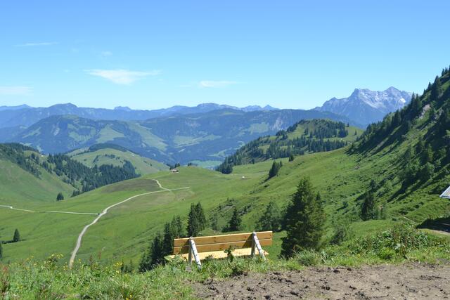 Bankerl mit Ausblick , rechts Loferer Steinberge