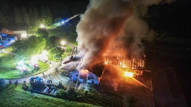 Von oben gesehen wird klar, dass das Feuer vom Stall aus übergriff. | Foto: Scharinger