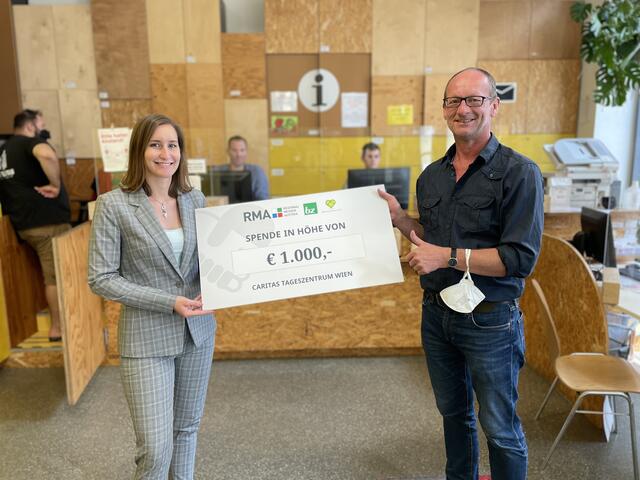 Maria Derflinger von der bz-Wiener Bezirkszeitung überreichte Tageszentrum-Leiter Günter Wimmer den Scheck über 1.000 Euro.