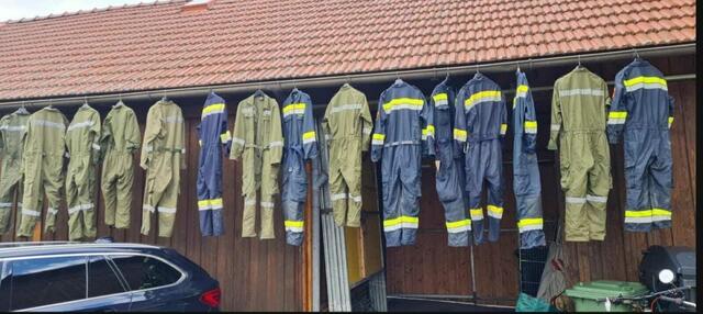 Die Uniformen der Feuerwehrer wurden zum Trocknen aufgehängt.