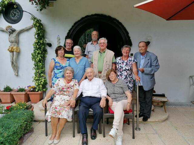 Vorne sitzen von Links Edeltraud Donhauser, Johann Girschik Ehegattin Lieselotte. Stehend von Links: Ruth Ott, Franz Spannbruckner, Hidegard Fleischmann, Ehegatte Norbert, Hermann Schwarz, Ehegattin Helga und Eduard Edhofer.
