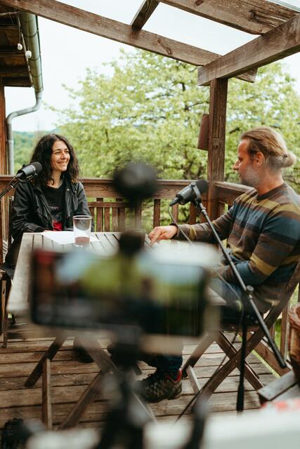 Sandra Krautwaschl und Gernot Kunz bei der Podcast-Aufnahme am Gunzy-Hof