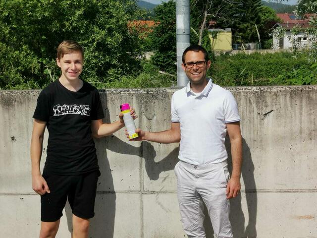 Jetzt wird's bunt: Maximilian Steif kam mit der Idee einer Graffitiwand, Gernot Papst unterstützt dieses Vorhaben.