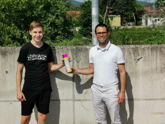 Jetzt wird's bunt: Maximilian Steif kam mit der Idee einer Graffitiwand, Gernot Papst unterstützt dieses Vorhaben. | Foto: KK