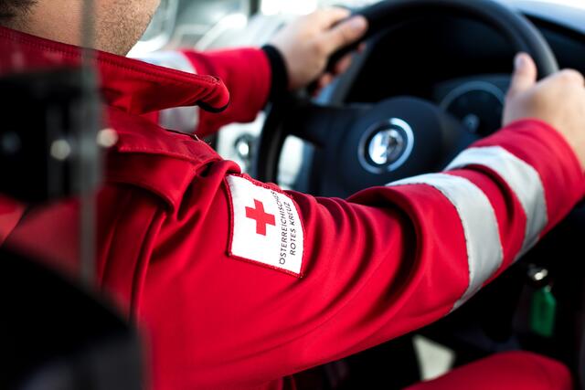 Das Rote Kreuz brachte einen Mann nach einem Arbeitsunfall in Fehring ins UKH Graz.