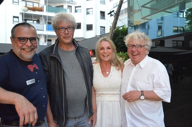 Wortkünstler Wilfried Schatz mit Vater-Regisseur Wolfgang Hagemann, Volksschauspiele-Geschäftsführerin Verena Covi und Intendant Christoph Nix.