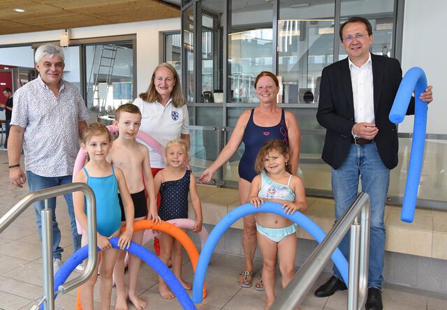 Bürgermeister Matthias Stadler, Doris Horvath von der Wasserrettung St. Pölten und Bäderleiter Martin Fuchs überzeugten sich vom großen Lernfortschritt von Sarah Eder, Eleonora und Maximilian Deimel sowie Lea Hecht beim Schwimmkurs mit Sigrid Mair vom ESV St. Pölten.