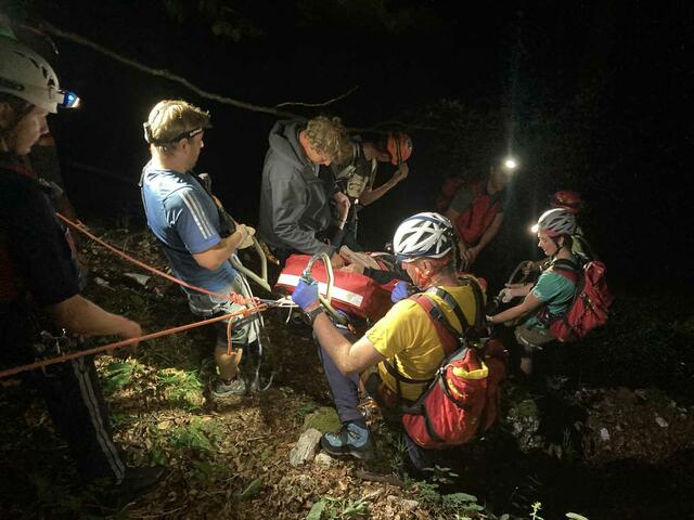 Nächtliche Bergung vom Lahnfriedsteig oberhalb der Koppenwinklalm in Obertraun.