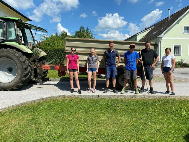 Die Mitglieder der Landjugend Anthering fleißig beim Arbeiten. (v. l.: Alexandra Leberer, Stefanie Leitner, Tobias Dürnberger, Franz Frauenschuh, Simon Pötzelsberger und Michaela Leberer).



 | Foto: LJ Anthering