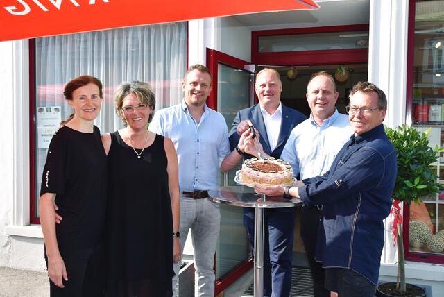 Bei der Präsentation: Elisabeth Quendler und Conny Gupper (Conny's Café), Stadtrat Gerhard Penz, Bürgermeister Dieter Dohr, Stadtrat Alexander Pichler und Konditor Wilhelm Unger (von links)