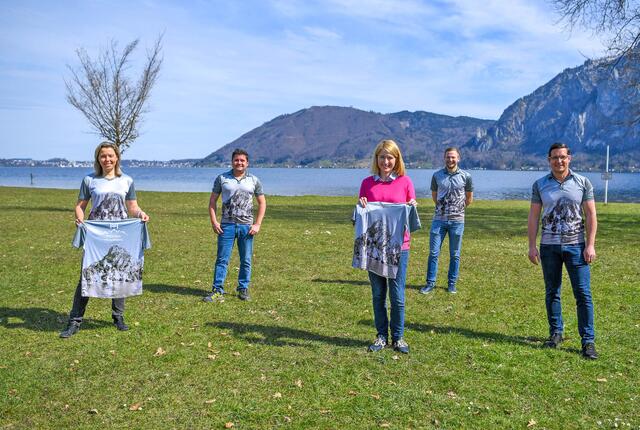 Bei der Shirt-Übergabe: Karin Siessl (moena.at), Bgm. Christoph Schragl, LH-Stv. Christine Haberlander, Amtsleiter Stefan Heißl, Vbgm. Andreas Moser