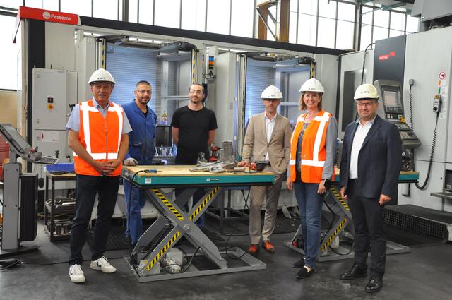 Wirtschaftslandesrätin Barbara Eibinger-Miedl (2.v.r) informierte sich auch über neue Produkte aus der Bahnsystemtechnik.