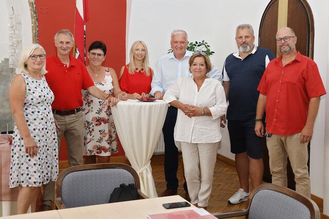 Gmeinerätin Sonja Hartmann, Stadtrat Erich Mayer, Stadträtin Ursula Adamek, Bürgermeisterin Monika Obereigner-Sivec, LH-Stellvertreter Franz Schnabl, Landtagspräsidentin Karin Renner, Vizebürgermeister Robert Fehervary und Gemeinderat Manfred Juri.