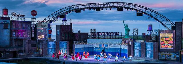 Ein beeindruckendes Bühnenbild und ein hervorragendes Ensemble locken viele Besucher nach New York auf der Seebühne zur "West Side Story".