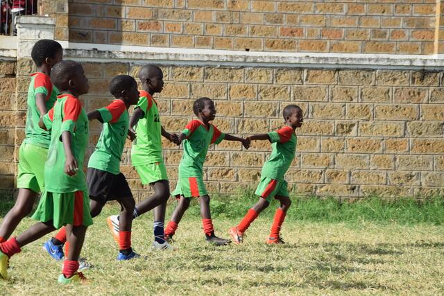 Die jungen Kenianer lieben Fußball. Sie spielen den Ballsport mit Begeisterung und großem Können.