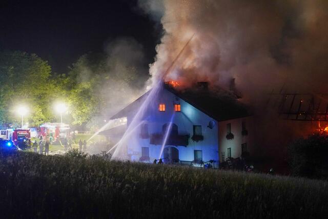 Der Brand griff auf das Wohnhaus über. | Foto: Scharinger