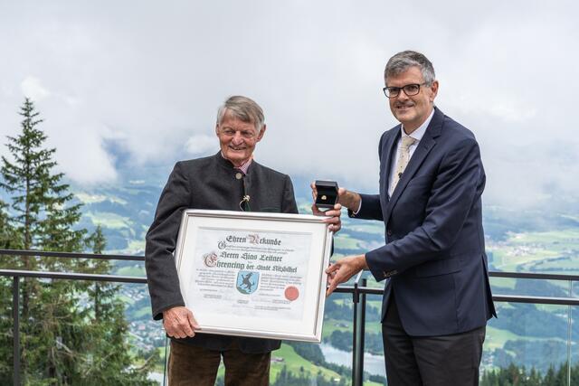 Bgm. Klaus Winkler übergab am Hahnenkamm Ehrenring und Urkunde an Hias Leitner.