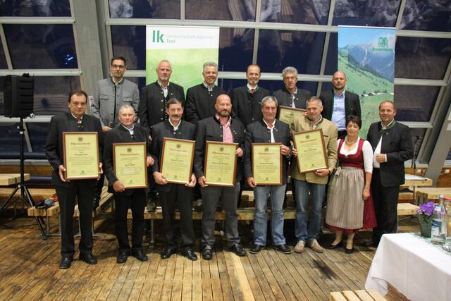 BU: Die Ehrennadel des Tiroler Bauernbundes erhielten (oben, v. l.) Georg Erler, Franz Mayr, Herbert Miller, (unten, v. l.) Vinzenz Eller, Josef Mair, Thomas Isser, Christoph Gstader, Gerhard Neuner und Alois Hörtnagl durch Bauernbunddirektor BR-Präsident Peter Raggl, LK-Präsidenten NR Josef Hechenberger, Kammerdirektor Ferdinand Grüner, Landesbäuerin LK-Vizepräsidentin Helga Brunschmid und Bauernbundobmann LHStv. Josef Geisler.
