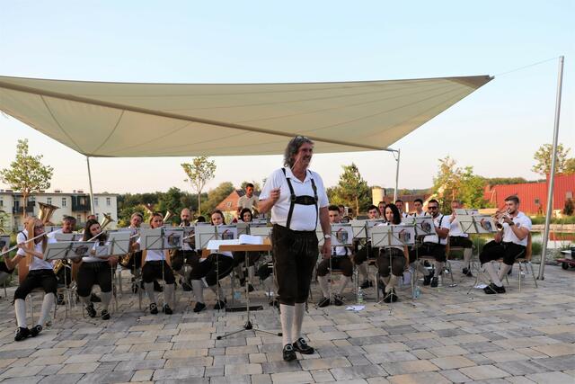 Unter Einhaltung der 3-G-Regel gab die Musikkapelle Kalsdorf im St. Anna Park ein Konzert.