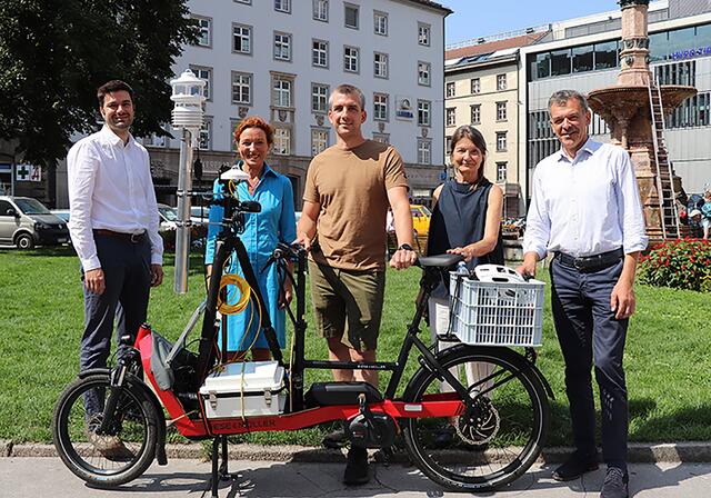 Präsentierten das Lastenrad, das aktuell für die Stadtklimaanalyse im Einsatz ist: Roman Strieder (Amt für Stadtplanung, Stadtentwicklung und Integration), Christine Schermer (Amt für Verkehrsplanung, Umwelt), Sebastian Kupski (Institut für Klima- und Energiekonzepte INKEK), Stadträtin Uschi Schwarzl und Bürgermeister Georg Willi (v.l.n.r.)