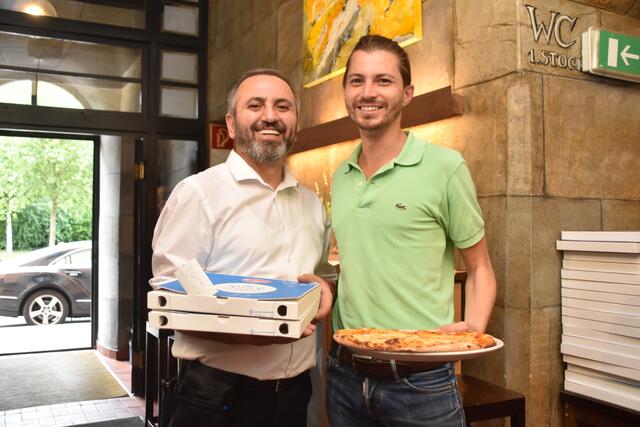 Für den Kellner Kara Yilmaz und Geschäftsführer Benjamin Rimml von der Restaurant Geisterburg in Hall in Tirol haben Rassisten keinen Platz und auch keine Pizza verdient. | Foto: Kendlbacher