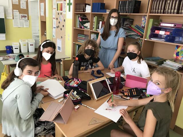 Schülerinnen der 1ka der Mittelschule St. Michael mit Lehrerin Nadja Radakovits beim Illustrieren der Geschichte