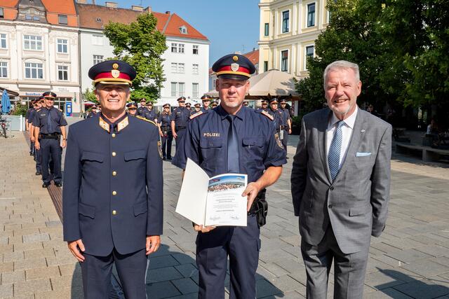 Bürgermeister Klaus Schneeberger (r.) und Landespolizeidirektor Franz Popp (l.) mit Alexander Kriegler, dem Leiter der Verkehrspolizei Wiener Neustadt, der die Urkunde in Vertretung von Stadtpolizeikommandant Manfred Fries entgegen nahm.