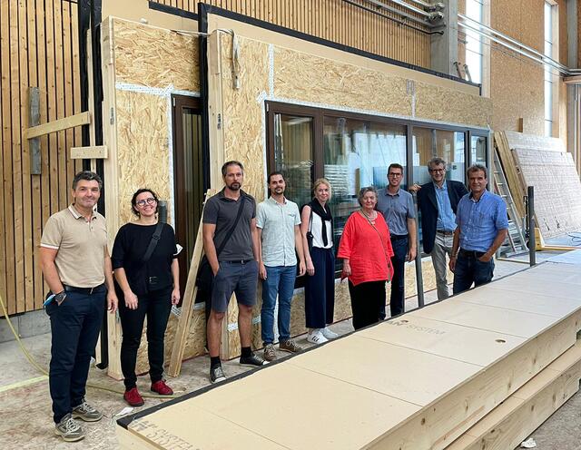 Die Telfer Delegation beim Besuch im Werk von Holzbau Schafferer, wo gerade die letzten Holzfertigteile für den Kindergarten Markt das Haus verlassen: (v.r.) Karl Schafferer (Geschäftsführer Holzbau Schafferer), Bauamtsleiter Andreas Kluibenschedl, Bgm. Christian Härting, GV Silvia Schaller, Daniela Faistenauer (Leiter Abt. Ib – Bildung), Oliver Gäck (Örtliche Bauaufsicht), Thomas Hörmann (Architekturhalle Telfs), Mair Katharina (Facility Management Bauamt Telfs), Kurt Haid (Bauamt Telfs).