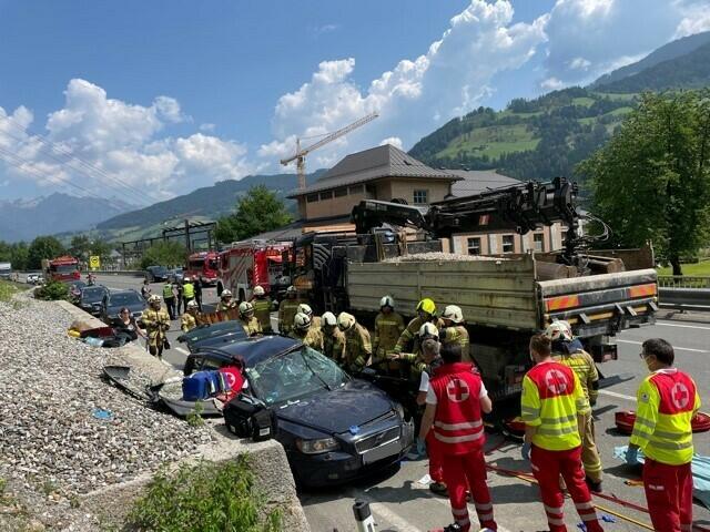 Im Einsatz sind das Rote Kreuz, die Feuerwehr sowie ein Notarzt-Hubschrauber.