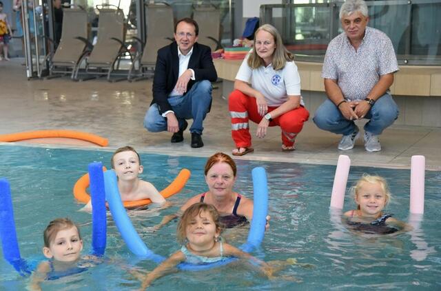 Bürgermeister Matthias Stadler, Doris Horvath von der Wasserrettung St. Pölten und Bäderleiter Martin Fuchs überzeugten sich vom großen Lernfortschritt von Sarah Eder, Eleonora und Maximilian Deimel sowie Lea Hecht beim Schwimmkurs mit Sigrid Mair vom ESV St. Pölten.