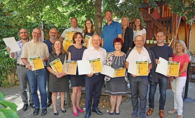 Vulkanland-Obmann Josef Ober (M.) zeichnete Wegbegleiter aus. Er selbst bekam auch eine Urkunde überreicht.