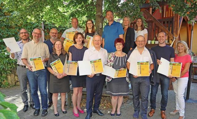 Vulkanland-Obmann Josef Ober (M.) zeichnete Wegbegleiter aus. Er selbst bekam auch eine Urkunde überreicht. | Foto: Ferdinand Bauernhofer