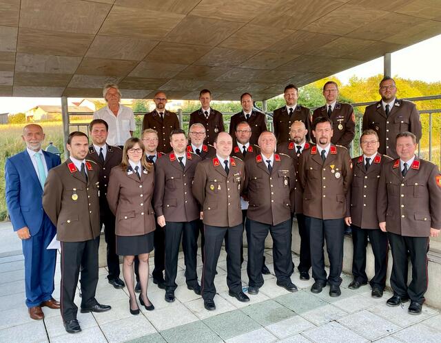 Foto: 1. Reihe: Bgm. Josef Schaden, Thomas Kaufmann, Christian und Katrin Holzmüller, Alexander Grünbeck, Ulrich Weiland, Franz Danzinger, Wolfgang Weitzenböck, Robert Berger, Erwin Hofbauer, Martin Fandl, Herbert Anderl, Gerhard Holzmüller, Markus Koppensteiner 2. Reihe: Robert Reuberger, Markus Thaler, Michael Katzenschlager, Helmut Krendl, Alexander Tüchler, Christian Hipp, Michael Fichtinger