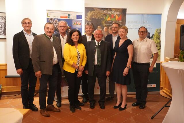 Euregio-Obfrau Gabriele Lackner-Strauß (4.von links), Josef Neuböck – Leitstelle Agenda 21 der OÖ Zukunftsakademie (1. von links) und Christoph Rechberger – Amt der OÖ Landesregierung (7. von links) gratulierten dem Vorstand und der Geschäftsführung der Mühlviertler Alm zur erfolgreichen Regionalentwicklung.