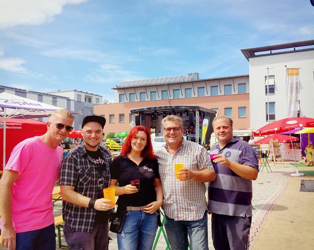 Veranstalter und Besucher freuen sich gemeinsam mit Bürgermeister Paul Mahr auf ein schmackhaftes Street Food Festival am Stadtplatz.