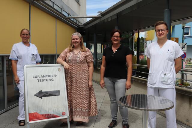 Vier der 70 Mitarbeitern der Schärdinger Teststraße: Karin Kutzenberger, Anna Bruckner, Belinda Laufenböck und Florian Hufnagl.