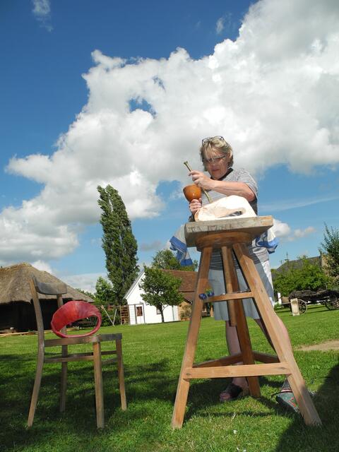 Sonja Neigenfind bei der Speckstein-Bildhauerei. | Foto: Melitta Gerger