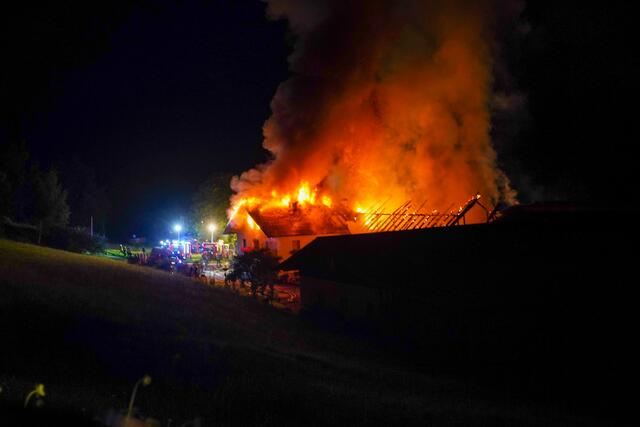 Das Wohnhaus wurde stark in Mitleidenschaft gezogen, Personen kamen aber zum Glück nicht zu Schaden. | Foto: Scharinger