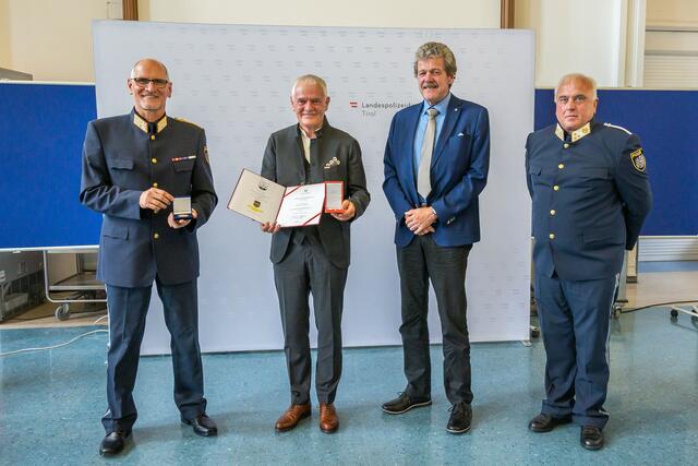 Landespolizeidirektor HR Dr. Edelbert Kohler, Obstlt i.R. Werner Hauser, Bezirkshauptmann Dr. Markus Maaß und ChefInsp Norbert Ladner (v.l.). | Foto: Landespolizeidirektion Tirol, GrInsp Bernhard Gruber