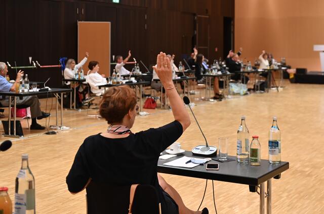 Die Mehrheit im Innsbrucker Gemeinderat ist für ein Doppelbudget, der Bozner Platz kommt nach der Sommerpause wieder.