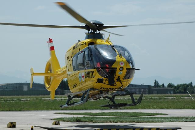 Nach der Erstversorgung wurde der 21-Jähriger mit dem Notarzthubschrauber "Christophorus 10" in das Kepler Universitätsklinikum nach Linz geflogen.