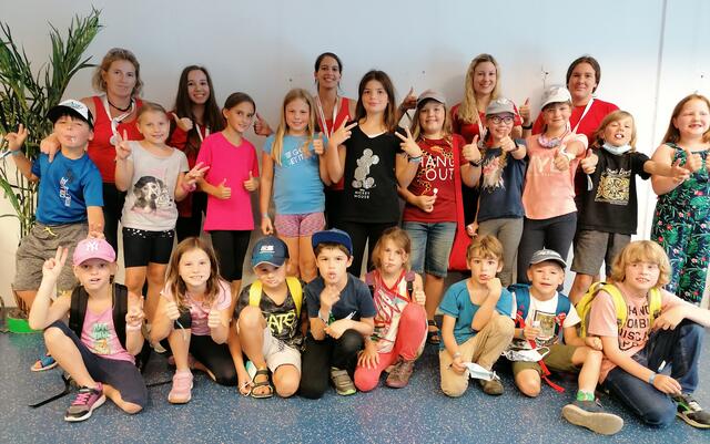Die Camptrainerinnen Sandra Krennmayr, Patrizia Kienberger, Nadine Hornbachner, Julia Danzinger und Lisa Krennmmayr mit den Kindern.