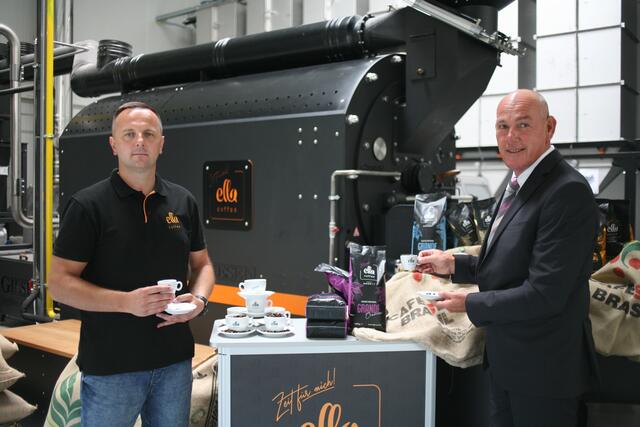 Röstmeister Dejan Ljubicic und Vertriebschef Georg Strebenitzer (rechts) in der neuen Kaffeerösterei