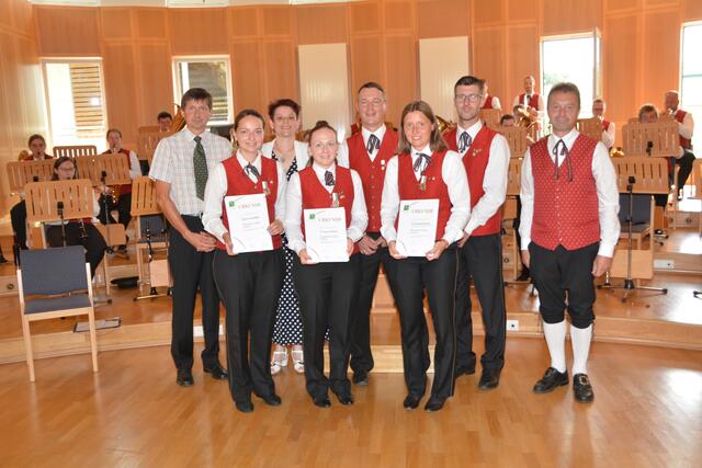 Gemeindekassier Franz Zehenthofer, Vizebürgermeisterin Brigitte Heiserer, Kapellmeister Angerer Wolfgang, Obmann Thomas Florian und Bezirksobmann Christian Lind (v.l.)