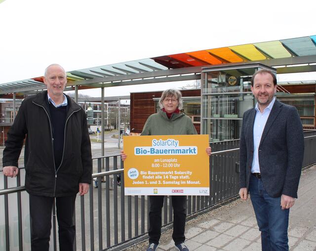 Klaus Schobesberger (WKO), Martina Maier (IG solarCity) und Vizebürgermeister Bernhard Baier freuen sich auf den nun alle zwei Wochen stattfindenden Bio-Bauernmarkt am Lunaplatz in der solarCity. | Foto: privat